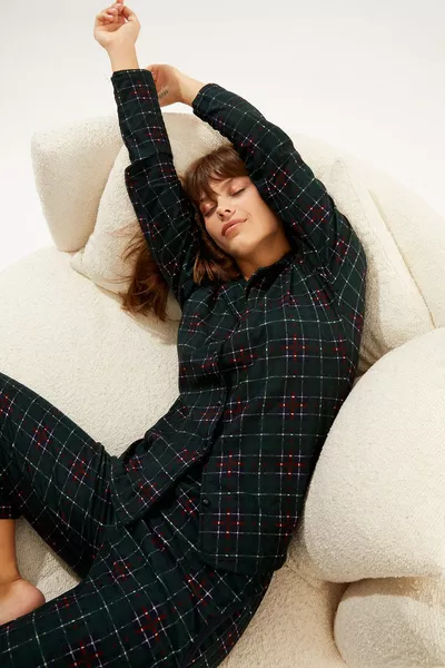 طقم بيجامة طويل بأكمام طويلة وياقة طفلية بأزرار من الجلد المخملي بنقشة مربعات باللونين الأخضر واللون العنابي