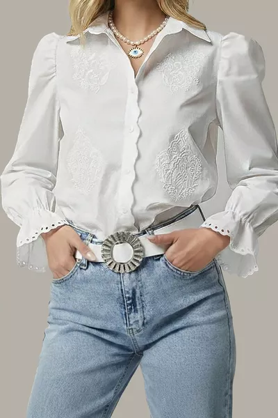 قميص نسائي عتيق بأكمام دانتيل بيضاء على طراز الأميرات