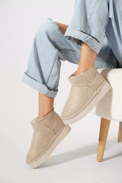 حذاء نسائي بشعاب عريضة وباطن فرو باللون البيج المخملي