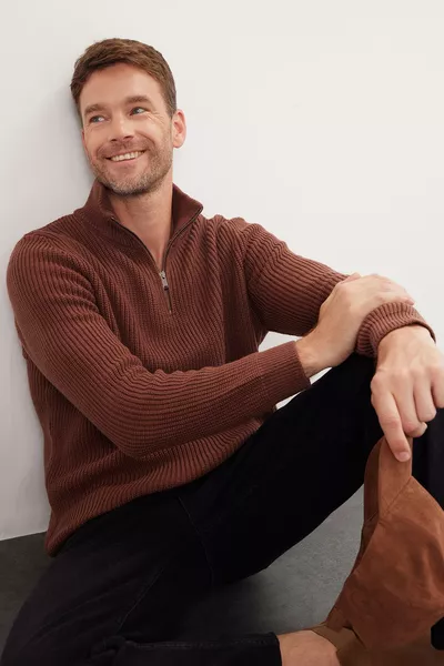 سترة صوفية رجالية بياقة مرتفعة بسحاب، ضيقة وتناسب الجسم، باللون البني