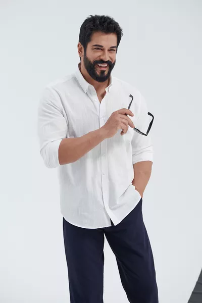 بنطال رجالي ضيق باللون الأزرق الداكن، قصّة نحيلة، مزود بحزام للخصر، وجيوب جانبية، بنقشة محززة