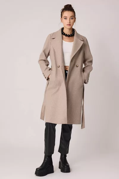 Manteau long en lainage avec ceinture et boutons à l'avant