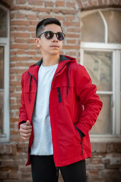 Cappotto stagionale con cappuccio e tasche foderate all'interno