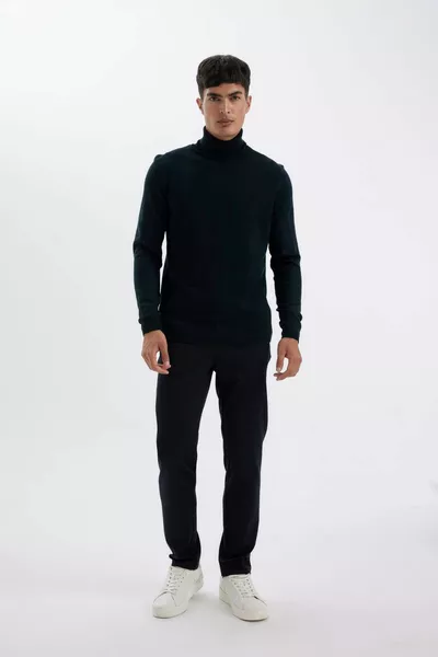 كنزة بفتحة رقبة مرتفعة ضيقة على الجسم، تصميم أساسي بسادة ناعمة WN