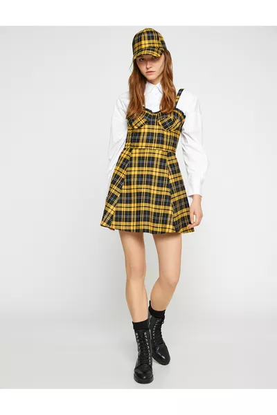 Robe courte salopette style corset avec col en cœur