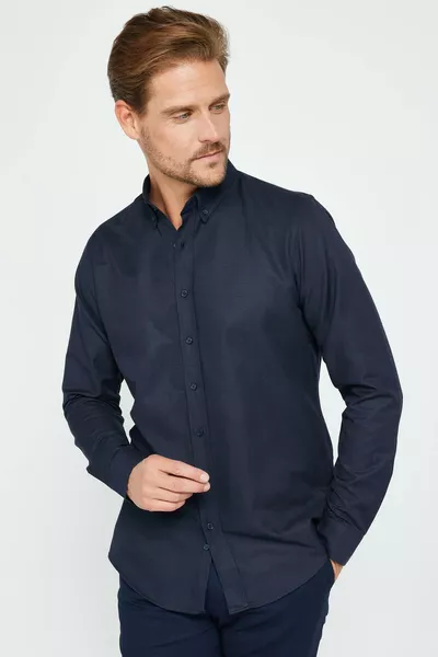 قميص رجالي بقصة ضيقة نحيفة، بأكمام طويلة، مصنوع من قماش أوكسفورد القطني، سهل الكي، باللون الكحلي، بأزرار عند الياقة