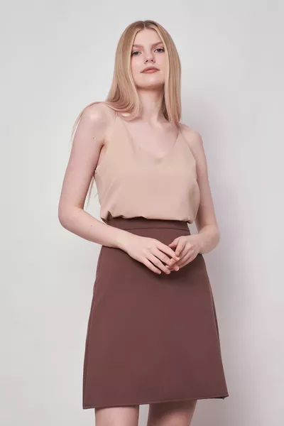 تنورة عالية الخصر من قماش خفيف مطاطي بطول الركبة وبتصميم واسع - قهوة بالحليب