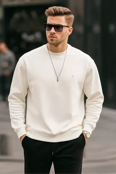 سويت شيرت رجالي بلون الكريمي بأكمام طويلة وياقة دائرية وتناسب مريح