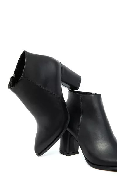 حذاء نسائي أسود عالي القصبة 