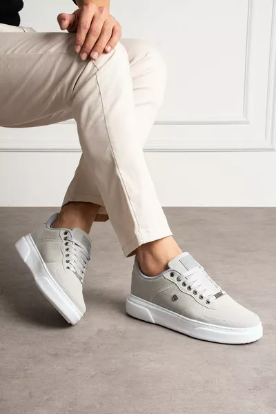  حذاء رياضي رجالي يومي بلون أبيض مع تأثير اللون الأزرق