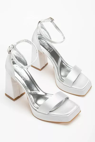 حذاء ماتيلا فضي ساتان بكعب عالٍ وسطح سميك مع مقدمة مفتوحة