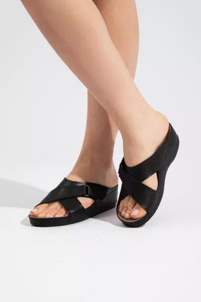 صندل نسائي يومي مريح بتفاصيل علوية قابلة للتعديل بإغلاق متقاطع ونعل ناعم