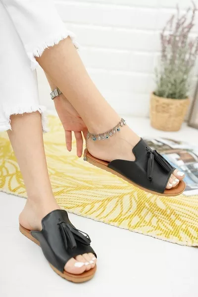 صندل نسائي أسود بشراشيب