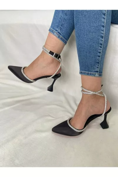 حذاء مع رباط عند الكاحل