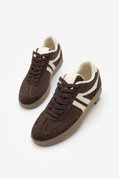 حذاء رياضي نسائي بسير رباطي ونعل مسطح من قماش الشامواه بلون القهوة من تيوني