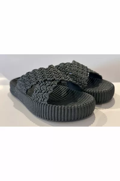 شبشب نسائي بسقف سميك مقاوم للانزلاق بمظهر منسوج للاستخدام على الأرضيات الرطبة في المنزل والشوارع