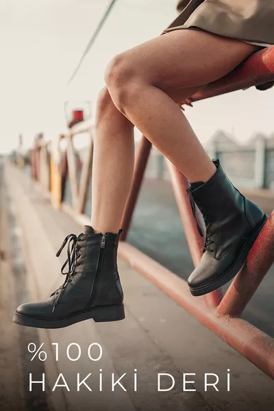 حذاء نسائي من الجلد الطبيعي بمحاذاة الأربطة والسحّاب باللون الأسود