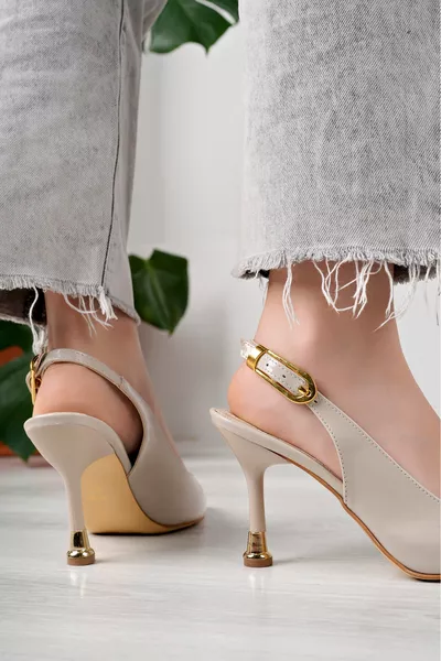 حذاء نسائي بكعب عالٍ رفيع من الجلد البيج مع مشبك