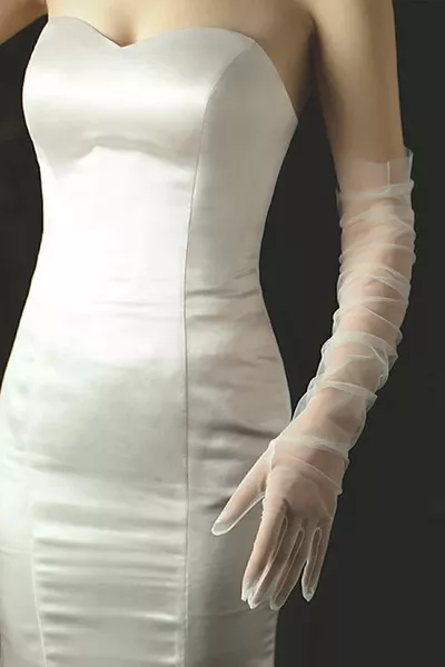 قفازات زفاف طويلة من التول الأبيض