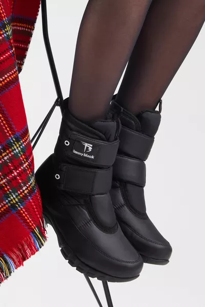 المرأة السوداء مزدوجة الفيلكرو مريحة العفن أحذية الثلج للماء