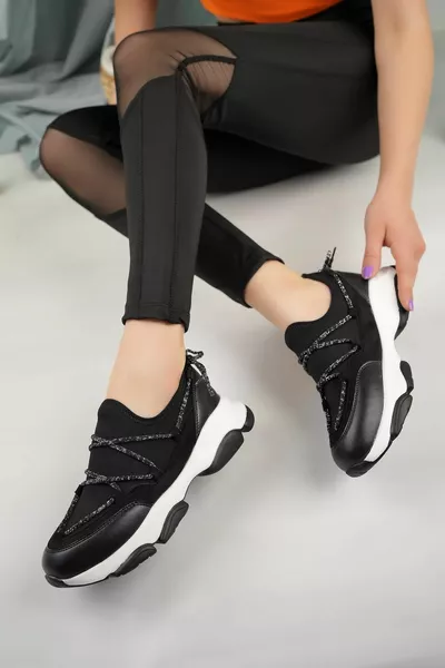 Sneaker stringata a righe elastiche con suola in poliestere nera da donna