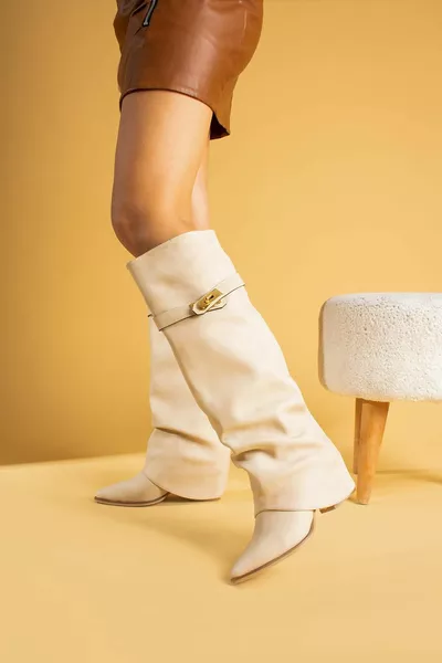 Launya أحذية نسائية منفاخ حزام مشبك جلد بيج غير لامع