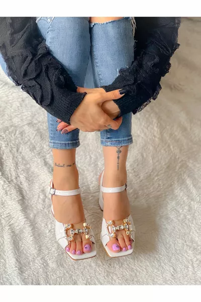 صندل بكعب عال من جلد آريا الأبيض اللامع