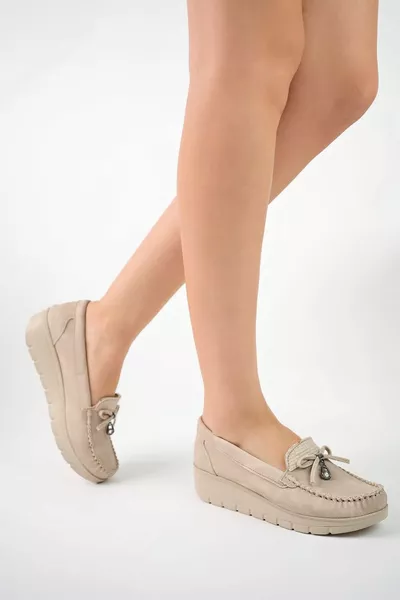 Женская обувь с мягкой подошвой и язычком из лакированной кожи кремового цвета