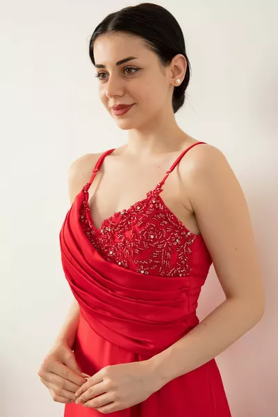 Abito in crêpe di raso con spalline 