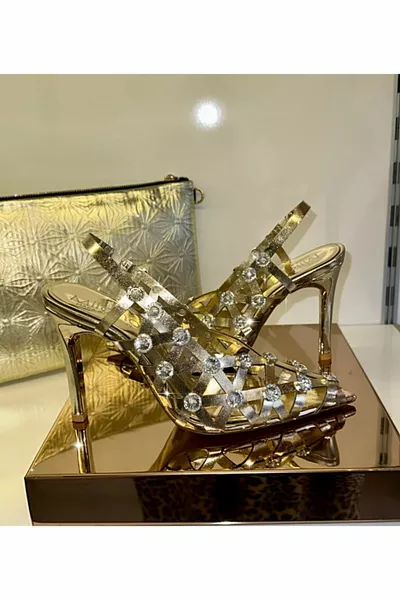 فساتين سهرة ذهبية بأحجار شبكية