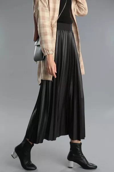 المرأة الجلود نظرة تنورة مطوي اللون الأسود الموسم الجديد