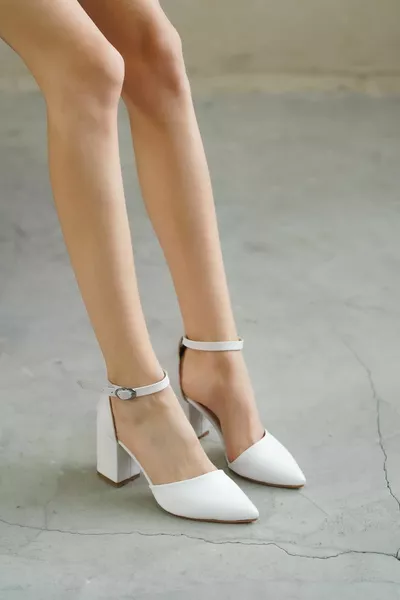 سيلار جلد غير لامع للسيدات بكعب أبيض - أبيض