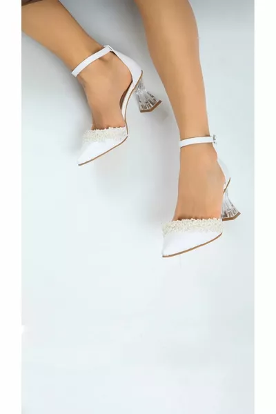 Бели дамски обувки за сватбена рокля с перлени детайли