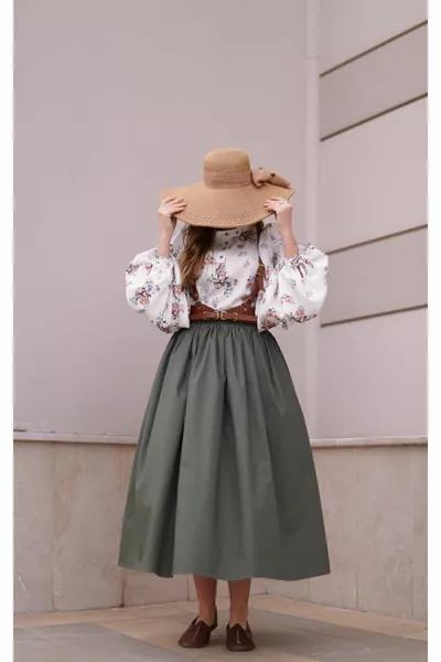 تنورة كاكي عتيقة مع جيوب