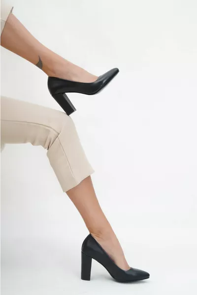 جلد طبيعي أسود نسائي كعب أحذية جلدية 