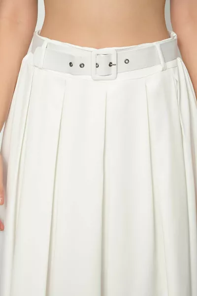 Ausgestellter, plissierter, mit Gürtel bedeckter Damenrock