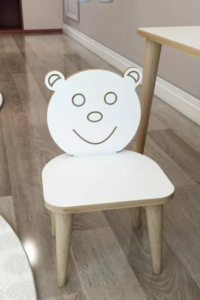 Детски стол с дървени крака и облегалка за гръб