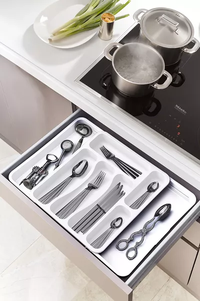 Двустранен разтегателен, регулируем органайзер за лъжици и черпаци за чекмедже