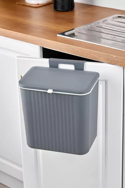 Кош за боклук с бюро и закачалка за шкаф на кухнята