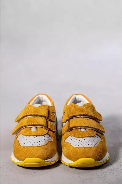 De eerste stap is kinderschoenen mosterd