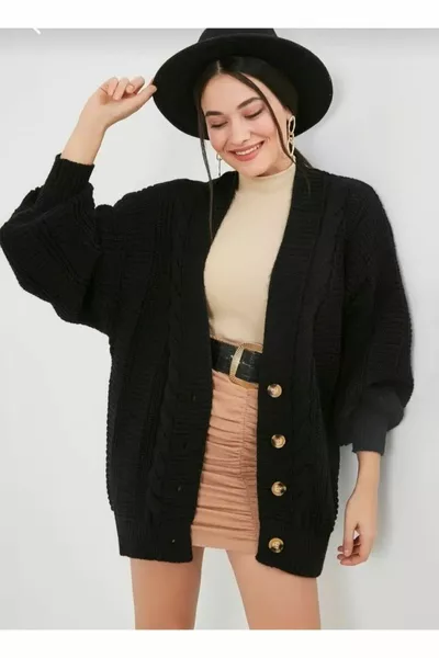 Дамска плетена жилетка с бутони, черна, дебела, с плитки, балонени ръкави и свободна кройка