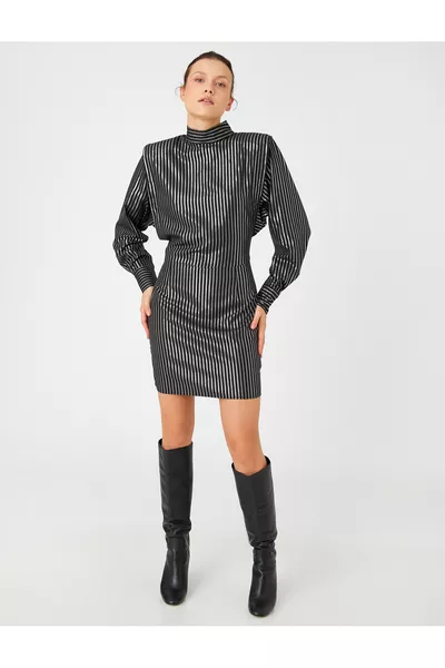 Мини-платье с длинными рукавами и стоячим воротником с подплечниками