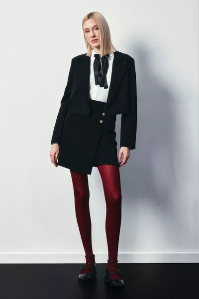 تنورة قصيرة مع أزرار على شكل كروس