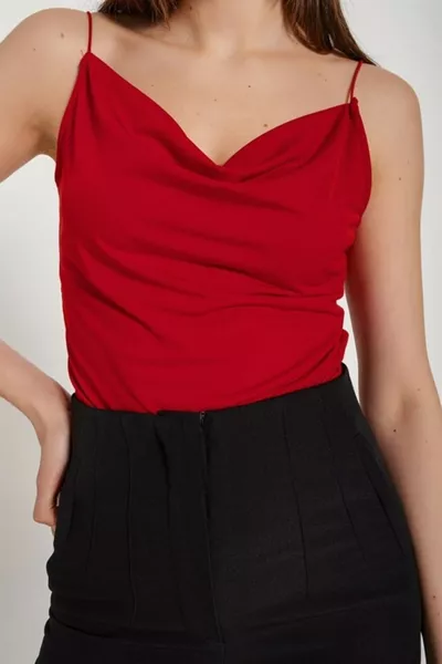 Damen Rote Bluse mit tiefem Ausschnitt und Spaghettiträgern