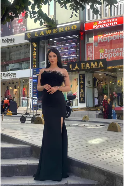 Lange stijlvolle gevederde avondjurk 