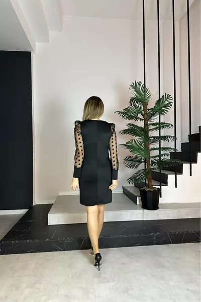  Kleid mit gepunkteten Ärmeln mit quadratischem Ausschnitt Schwarz