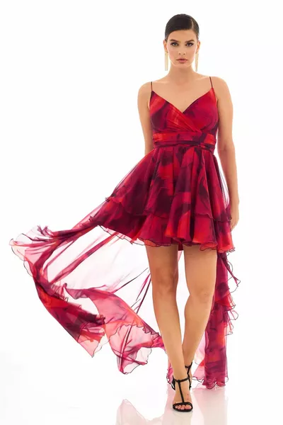 فستان سهرة طويل بتشريب الفوشيا مع أحزمة قصيرة في الأمام