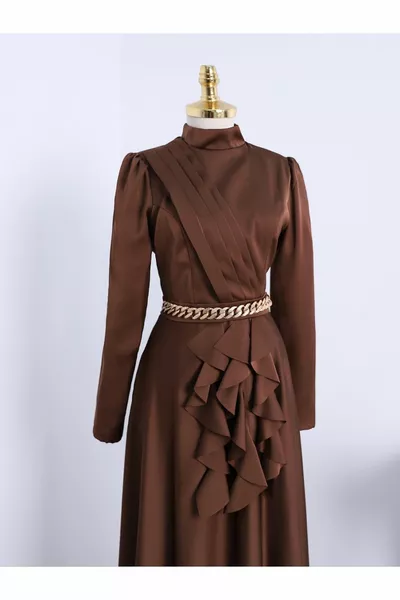 Satin-Abendkleid mit Taillenkettendetail und Rüschen vorne