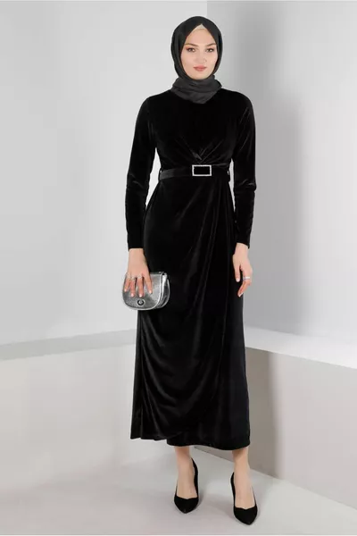 ROBE DE SOIRÉE EN VELOURS AVEC DÉTAIL DE PIERRE DE CEINTURE 