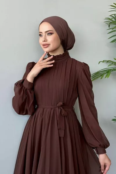 فستان سهرة شيفون محجاب بني مع ذيل بطيات في الأمام